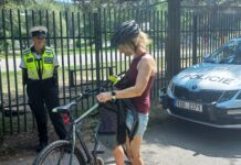Prevence na kole: Policisté v Příbrami upozorňovali na význam přilby