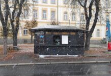 Chátrající kiosek v Jiráskových sadech má odstranit jeho majitel