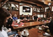 Veřejnost debatovala u piva s vedením kulturního centra o kultuře v Příbrami