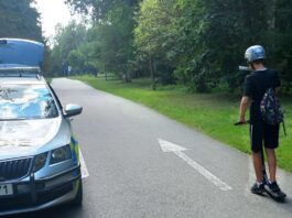 Na chodník ani po alkoholu. Policie připomíná pravidla pro koloběžkáře