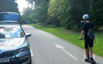 Na chodník ani po alkoholu. Policie připomíná pravidla pro koloběžkáře