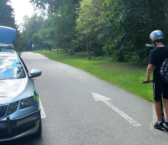 Na chodník ani po alkoholu. Policie připomíná pravidla pro koloběžkáře