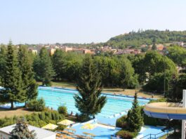 Venkovní bazén v Příbrami dnes zahájil letní sezonu. Otevření zdrželo počasí
