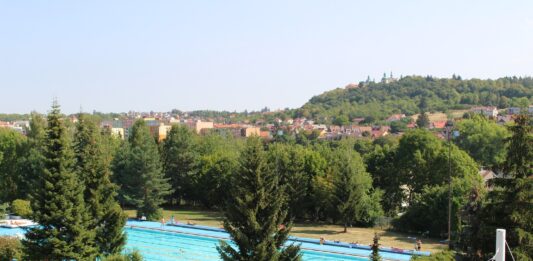Venkovní bazén v Příbrami dnes zahájil letní sezonu. Otevření zdrželo počasí