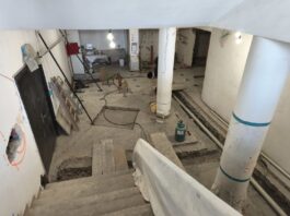 Rekonstrukce malé scény se přehoupla do druhé poloviny, práce prodraží skryté problémy