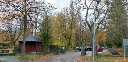 Po dobu Dušiček bude u příbramského hřbitova parkování zdarma a s omezeními