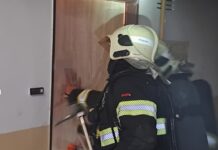 Požár bytu v Příbrami způsobila při nabíjení elektrokoloběžka, hasiči evakuovali přes čtyřicet lidí