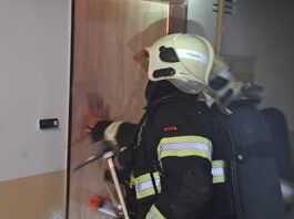 Požár bytu v Příbrami způsobila při nabíjení elektrokoloběžka, hasiči evakuovali přes čtyřicet lidí