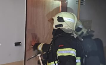 Požár bytu v Příbrami způsobila při nabíjení elektrokoloběžka, hasiči evakuovali přes čtyřicet lidí