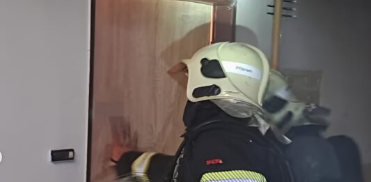 Požár bytu v Příbrami způsobila při nabíjení elektrokoloběžka, hasiči evakuovali přes čtyřicet lidí