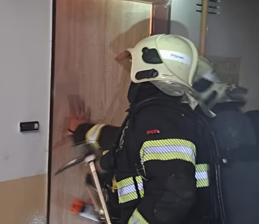 Požár bytu v Příbrami způsobila při nabíjení elektrokoloběžka, hasiči evakuovali přes čtyřicet lidí