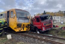 Na Příbramsku se srazil vlak s nákladním automobilem, deset zraněných osob skončilo v péči záchranářů