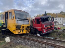 Na Příbramsku se srazil vlak s nákladním automobilem, deset zraněných osob skončilo v péči záchranářů