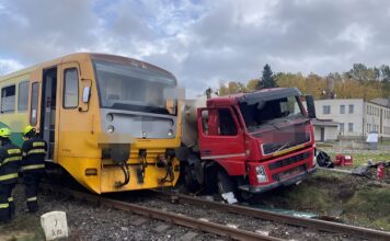 Na Příbramsku se srazil vlak s nákladním automobilem, deset zraněných osob skončilo v péči záchranářů