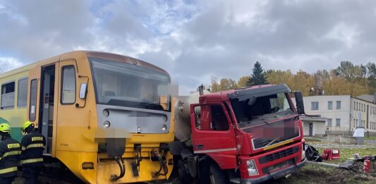 Na Příbramsku se srazil vlak s nákladním automobilem, deset zraněných osob skončilo v péči záchranářů