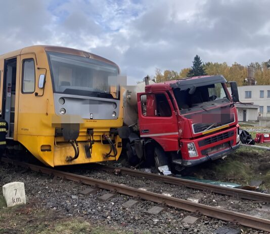 Na Příbramsku se srazil vlak s nákladním automobilem, deset zraněných osob skončilo v péči záchranářů