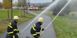 Hasiči z Rožmitálska prověřili dálkovou dopravu vody, cvičení bylo zároveň rozloučením s dlouholetým velitelem