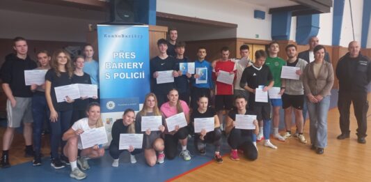 Studenti z Příbramska pomáhali Amálce v akci Přes bariéry s policií