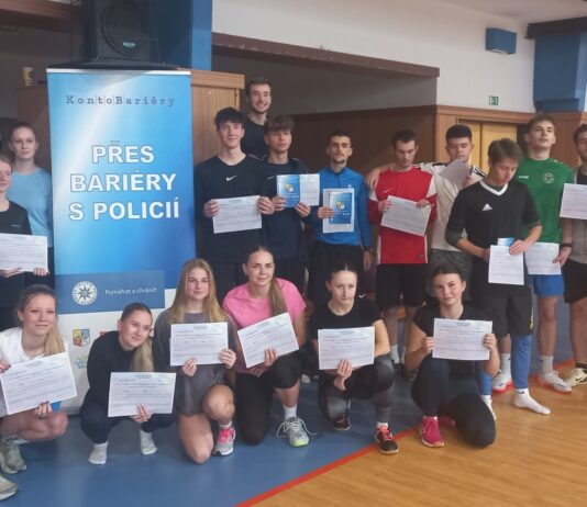 Studenti z Příbramska pomáhali Amálce v akci Přes bariéry s policií