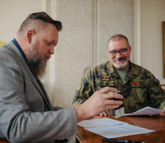 Armáda rozšíří spolupráci s Příbramí. Město podepsalo memorandum podporující vojáky z jinecké posádky