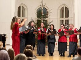 Adventní koncert FIT SENIOR rozezpíval aulu ZŠ Jiráskovy sady