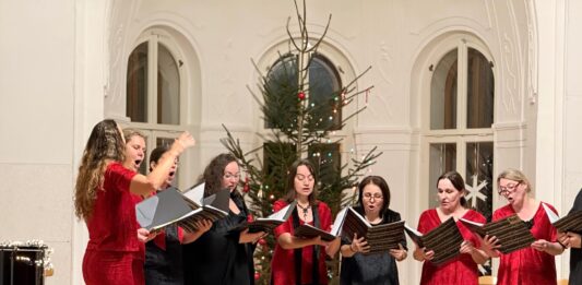 Adventní koncert FIT SENIOR rozezpíval aulu ZŠ Jiráskovy sady