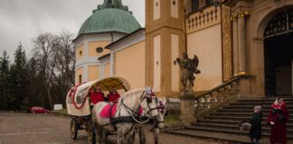 Kočár s pastýřem projede o zlaté neděli Příbramí