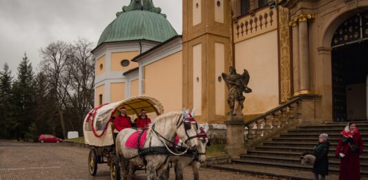 Kočár s pastýřem projede o zlaté neděli Příbramí