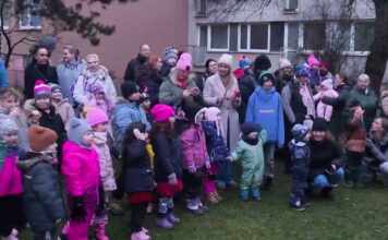 Mikuláš na koních navštívil školku V Zahradě. Děti se nebály ani čertovského hřebce