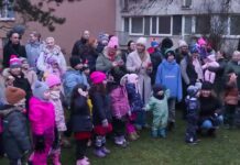 Mikuláš na koních navštívil školku V Zahradě. Děti se nebály ani čertovského hřebce