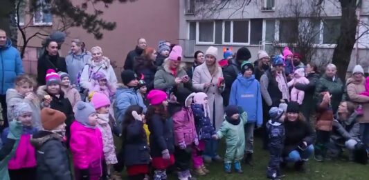 Mikuláš na koních navštívil školku V Zahradě. Děti se nebály ani čertovského hřebce