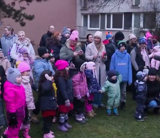 Mikuláš na koních navštívil školku V Zahradě. Děti se nebály ani čertovského hřebce
