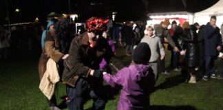 Mikuláš, čerti, andělé a Jaroslav Uhlíř bavili děti na Novém rybníku