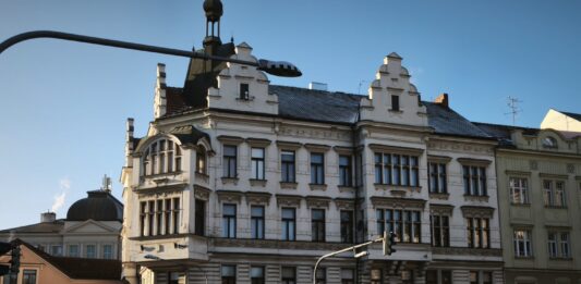 Přestavbu železářství na kavárnu chce město využít k dalším opravám v domě