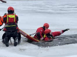 Hasiči trénují záchranu na ledu. SZM prosí veřejnost, aby na zamrzlé plochy nevstupovala