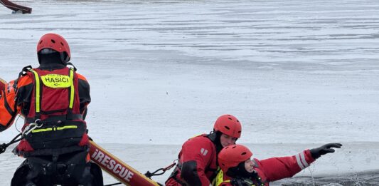Hasiči trénují záchranu na ledu. SZM prosí veřejnost, aby na zamrzlé plochy nevstupovala