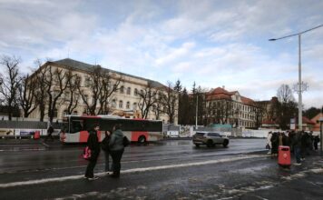 Revitalizace Jiráskových sadů má letos skončit. Průchod parkem je stále ve hře
