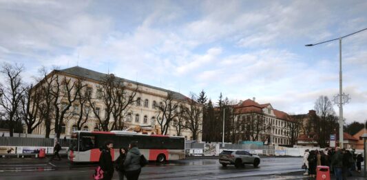Revitalizace Jiráskových sadů má letos skončit. Průchod parkem je stále ve hře