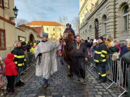 Tradiční tříkrálový průvod v Příbrami povede opět trojice králů na velbloudech
