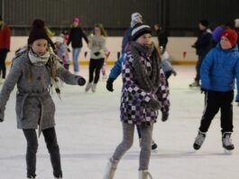 Jarní prázdniny na bruslích: děti si užijí led v centru města i na stadionu