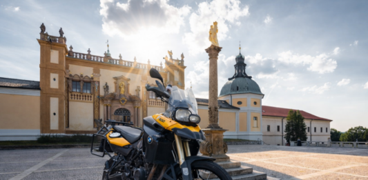 Farář a motorkář v jedné osobě požehná strojům. Na Svaté Hoře se chystá první žehnání motorek v Příbrami