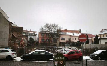 Zarostlý kráter po domech trápí centrum Příbrami