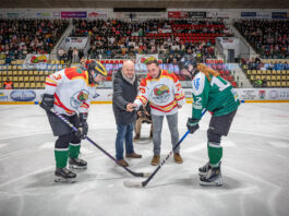 Školní hokejové derby zaplnilo zimní stadion, přišlo přes 1 500 lidí