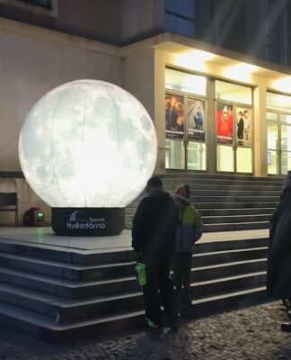 Příbram zažila „Vzhůru na Měsíc“. Astofotograf Petr Horálek přednášel před vyprodaným sálem