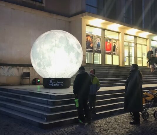 Příbram zažila „Vzhůru na Měsíc“. Astofotograf Petr Horálek přednášel před vyprodaným sálem