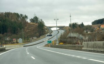 Dálnici D4 sledují lidé, technika i moderní technologie. Do budoucna pomůže také umělá inteligence