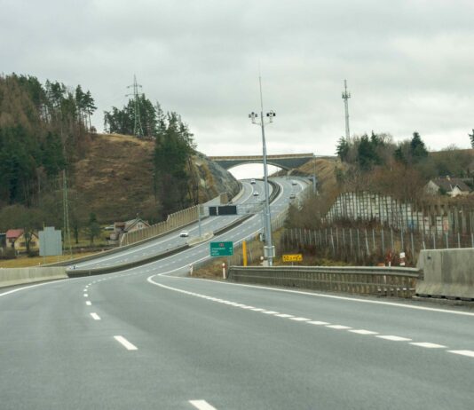 Dálnici D4 sledují lidé, technika i moderní technologie. Do budoucna pomůže také umělá inteligence