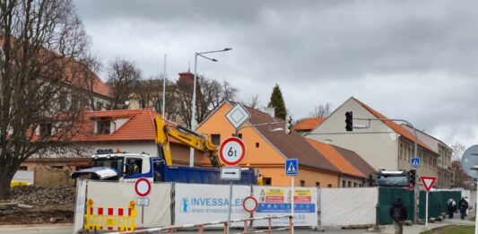 Jiráskovy sady se uzavřely, dopravu v Příbrami čeká složitý duben