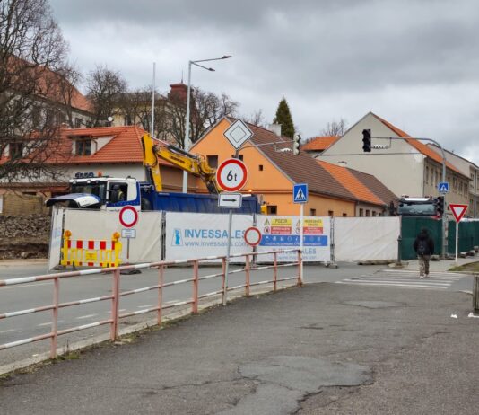 Jiráskovy sady se uzavřely, dopravu v Příbrami čeká složitý duben