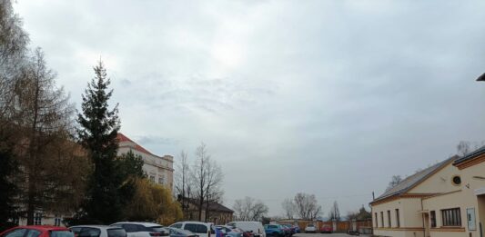 Nádvoří na Březových Horách čeká kompletní oprava, parkování se omezí